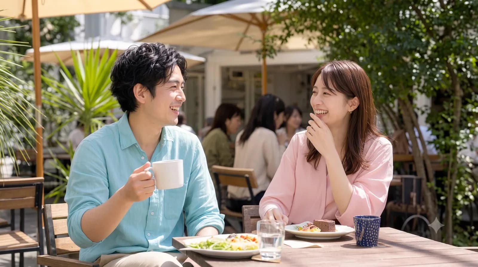 屋外のカフェで談笑する男女